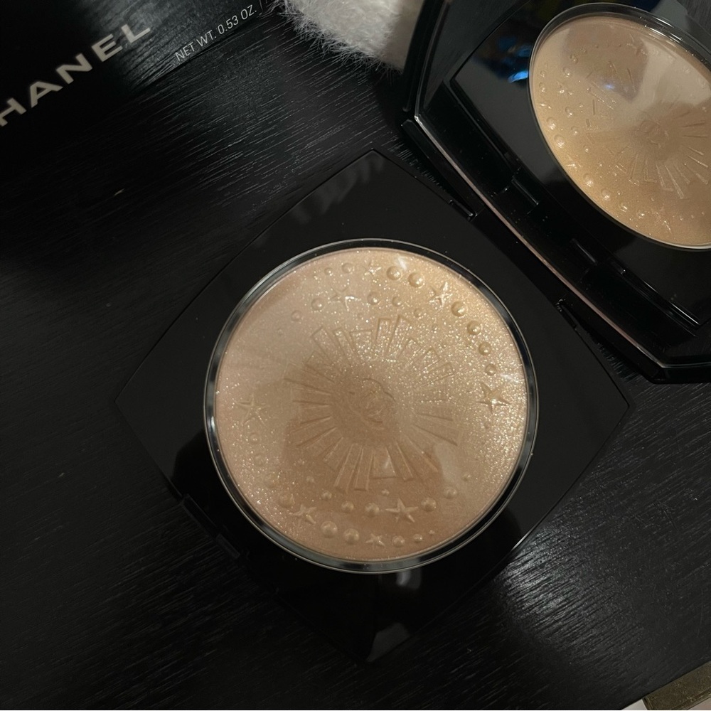 CHANEL Diamond Dust Illuminating Powder with Black and Gold Compact